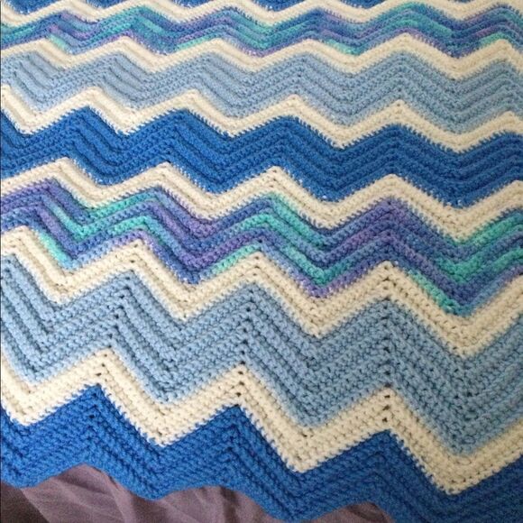 VNT throw blanket, knit, zig zag pattern - Picture 2 of 6